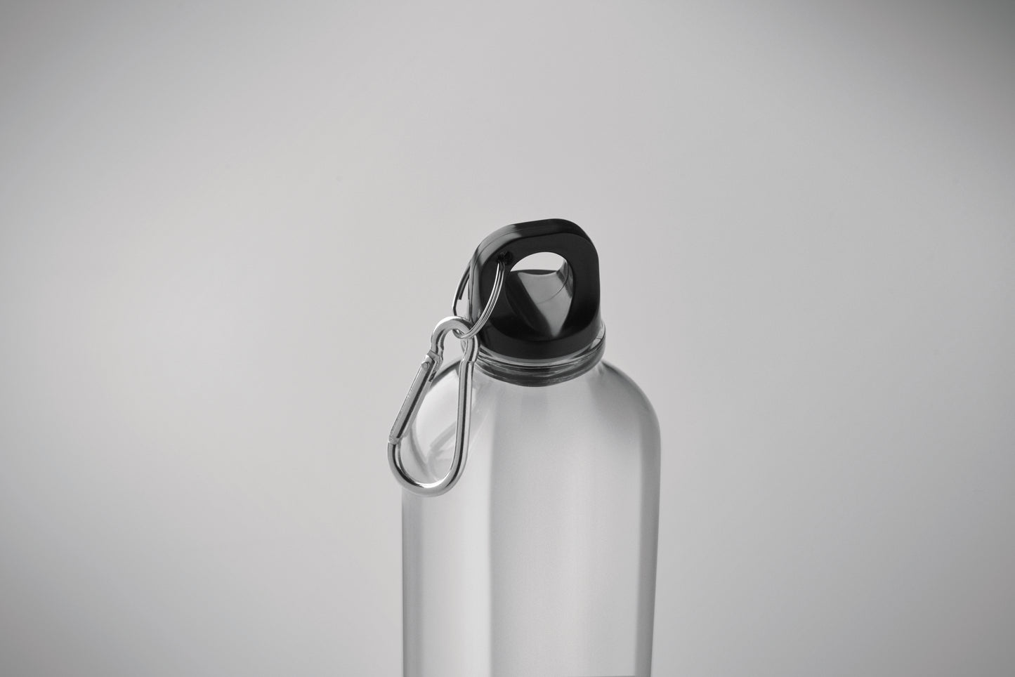 Trinkflasche aus RPET mit Karabiner. Füllmenge: 500 ml. Der Karabiner ist NICHT