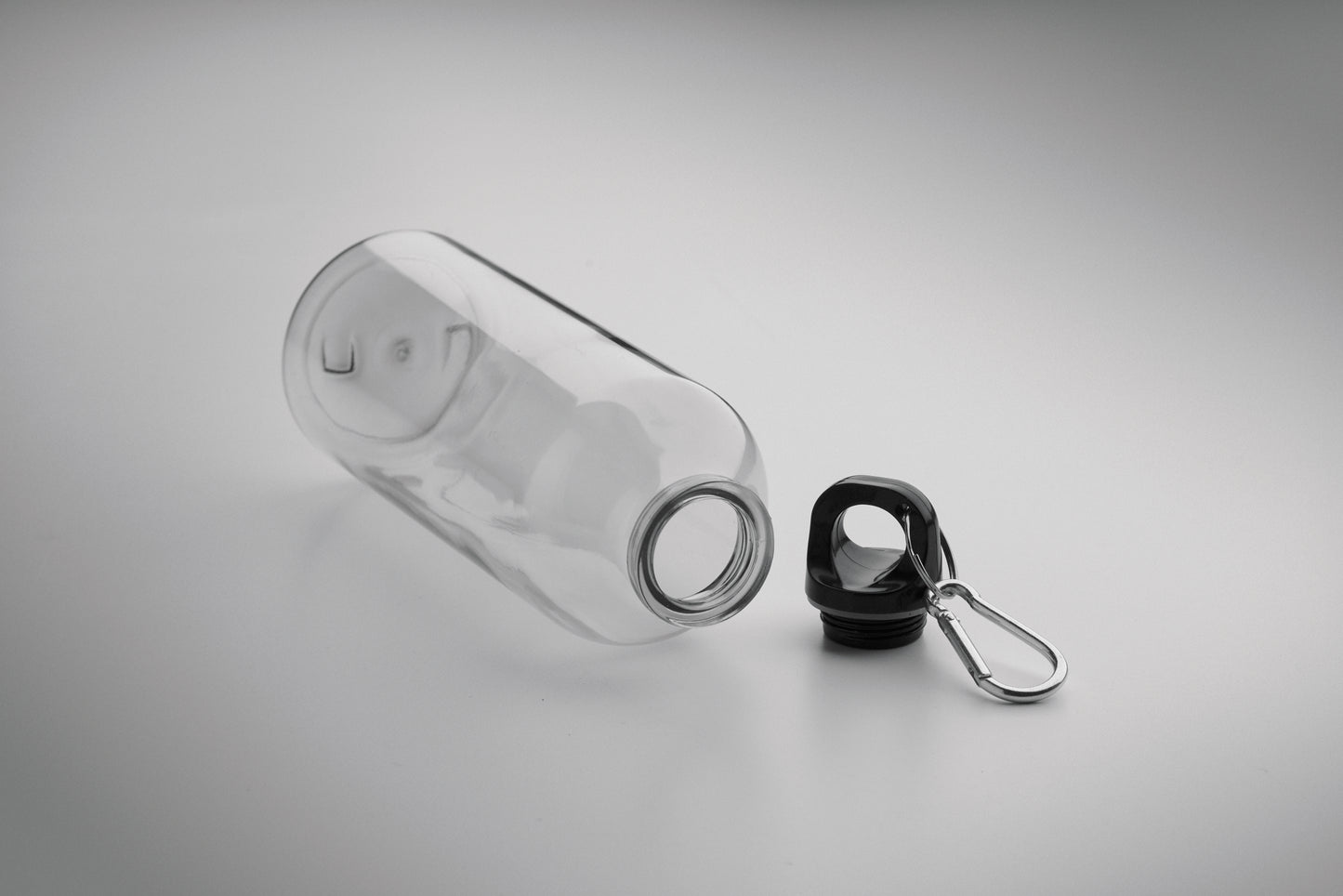 Trinkflasche aus RPET mit Karabiner. Füllmenge: 500 ml. Der Karabiner ist NICHT