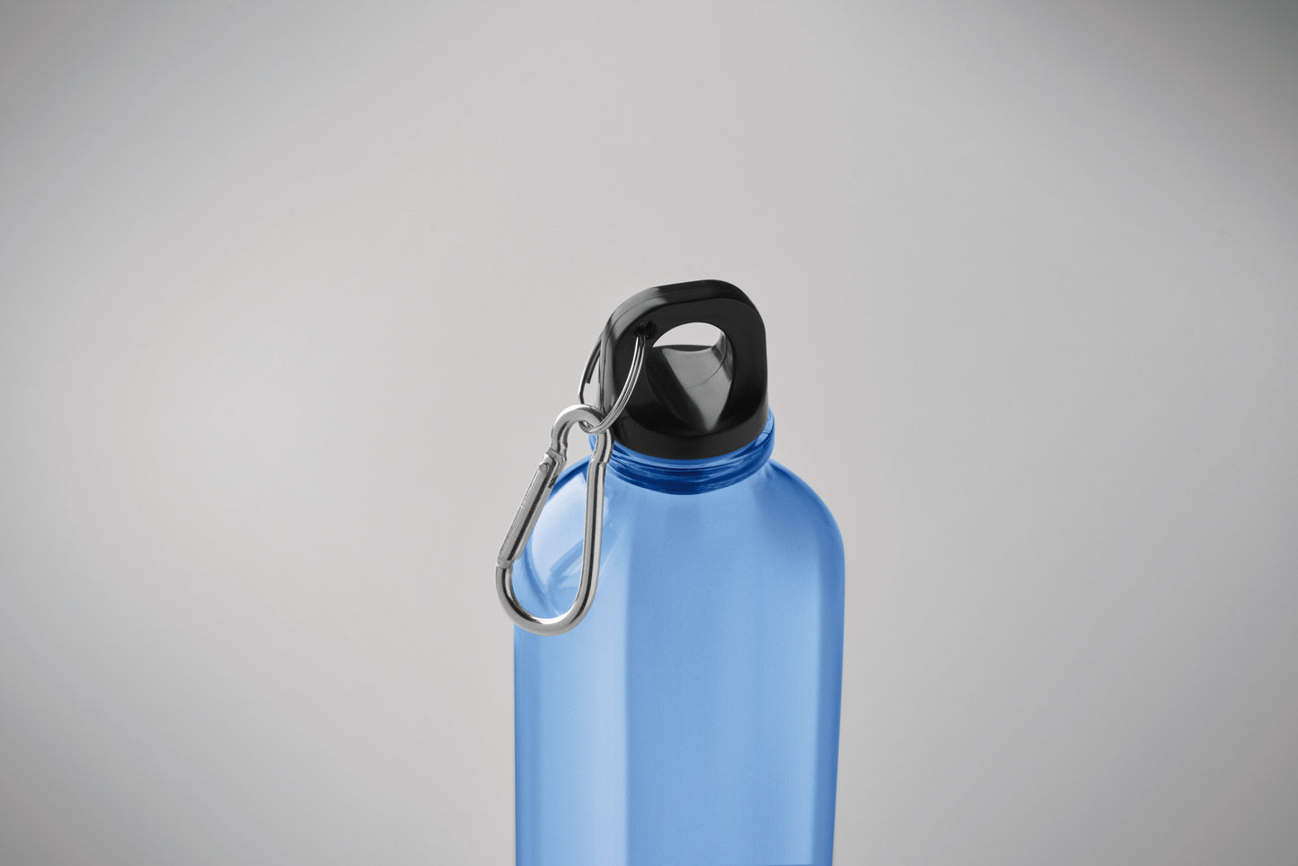 Trinkflasche aus RPET mit Karabiner. Füllmenge: 500 ml. Der Karabiner ist NICHT
