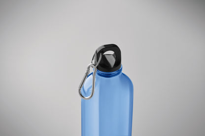 Trinkflasche aus RPET mit Karabiner. Füllmenge: 500 ml. Der Karabiner ist NICHT