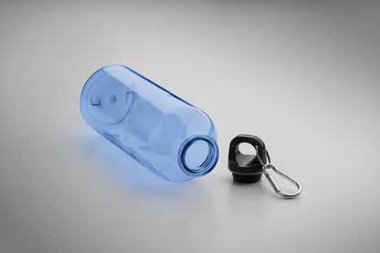 Trinkflasche aus RPET mit Karabiner. Füllmenge: 500 ml. Der Karabiner ist NICHT