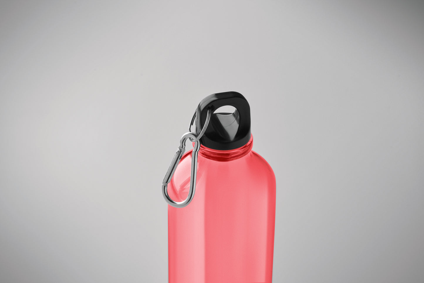 Trinkflasche aus RPET mit Karabiner. Füllmenge: 500 ml. Der Karabiner ist NICHT