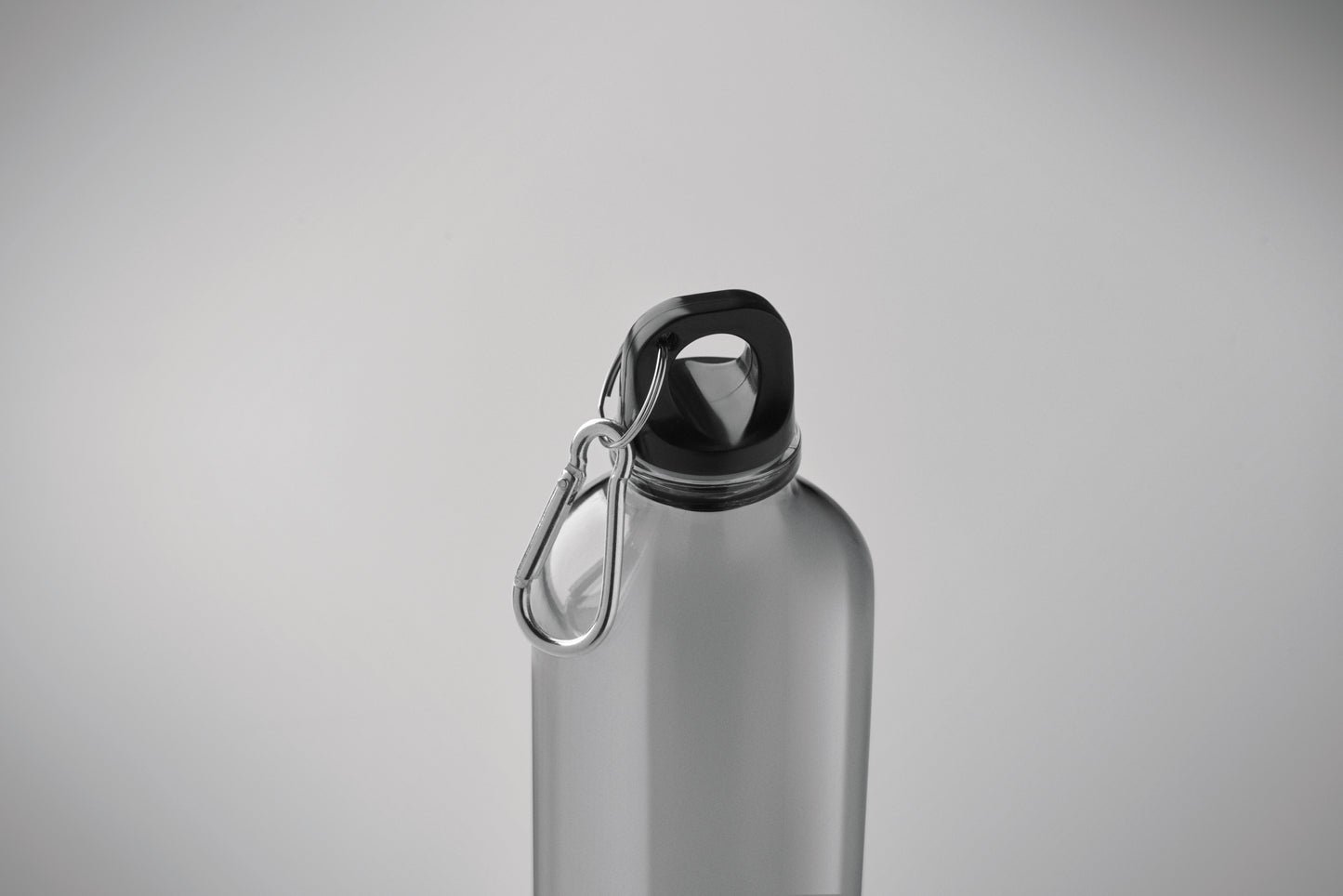 Trinkflasche aus RPET mit Karabiner. Füllmenge: 500 ml. Der Karabiner ist NICHT