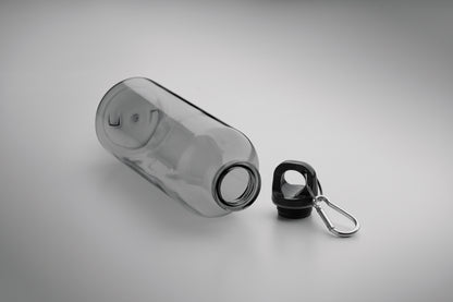 Trinkflasche aus RPET mit Karabiner. Füllmenge: 500 ml. Der Karabiner ist NICHT