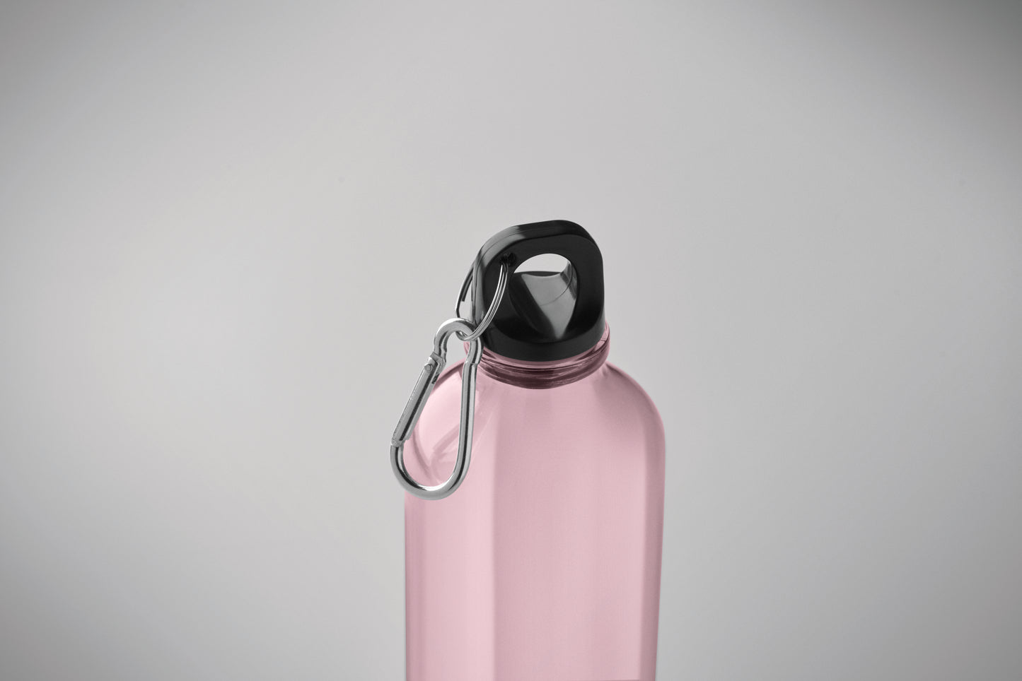 Trinkflasche aus RPET mit Karabiner. Füllmenge: 500 ml. Der Karabiner ist NICHT