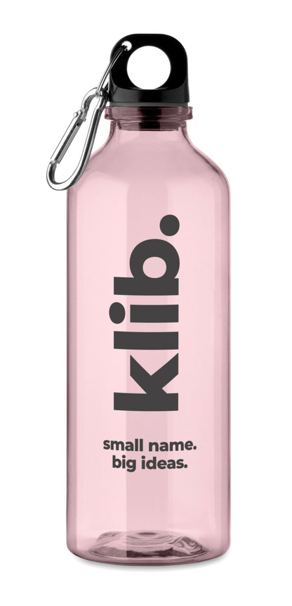 Trinkflasche aus RPET mit Karabiner. Füllmenge: 500 ml. Der Karabiner ist NICHT