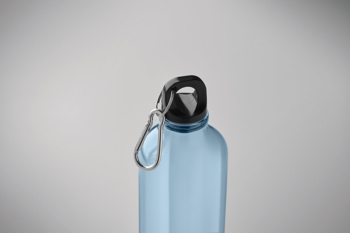 Trinkflasche aus RPET mit Karabiner. Füllmenge: 500 ml. Der Karabiner ist NICHT