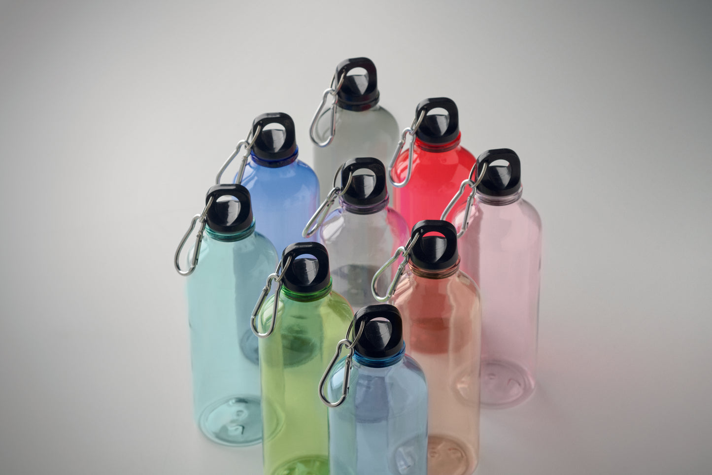Trinkflasche aus RPET mit Karabiner. Füllmenge: 500 ml. Der Karabiner ist NICHT