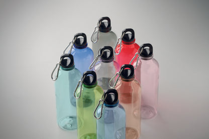 Trinkflasche aus RPET mit Karabiner. Füllmenge: 500 ml. Der Karabiner ist NICHT