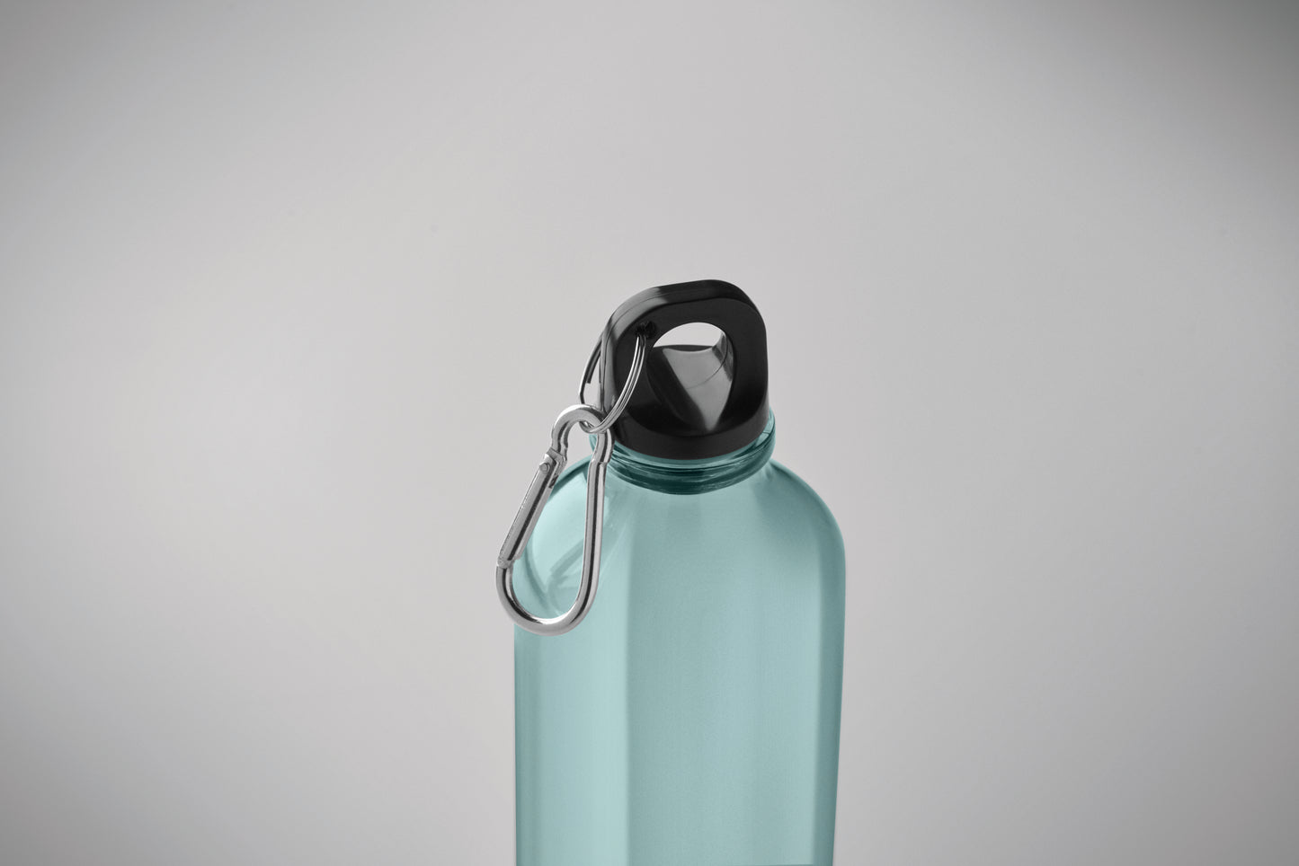 Trinkflasche aus RPET mit Karabiner. Füllmenge: 500 ml. Der Karabiner ist NICHT