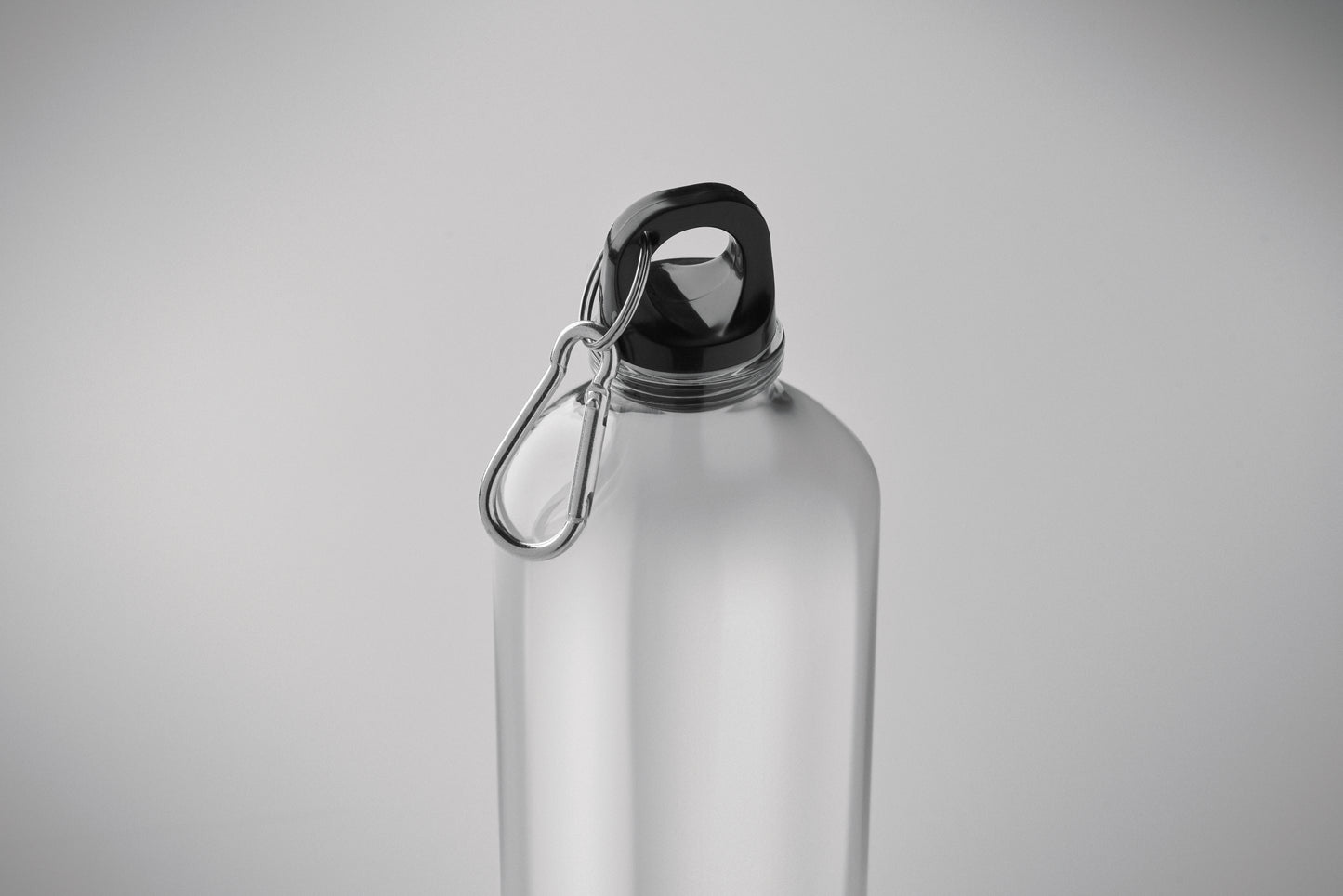 Trinkflasche aus RPET mit Karabiner. Füllmenge: 750 ml. Der Karabiner ist NICHT