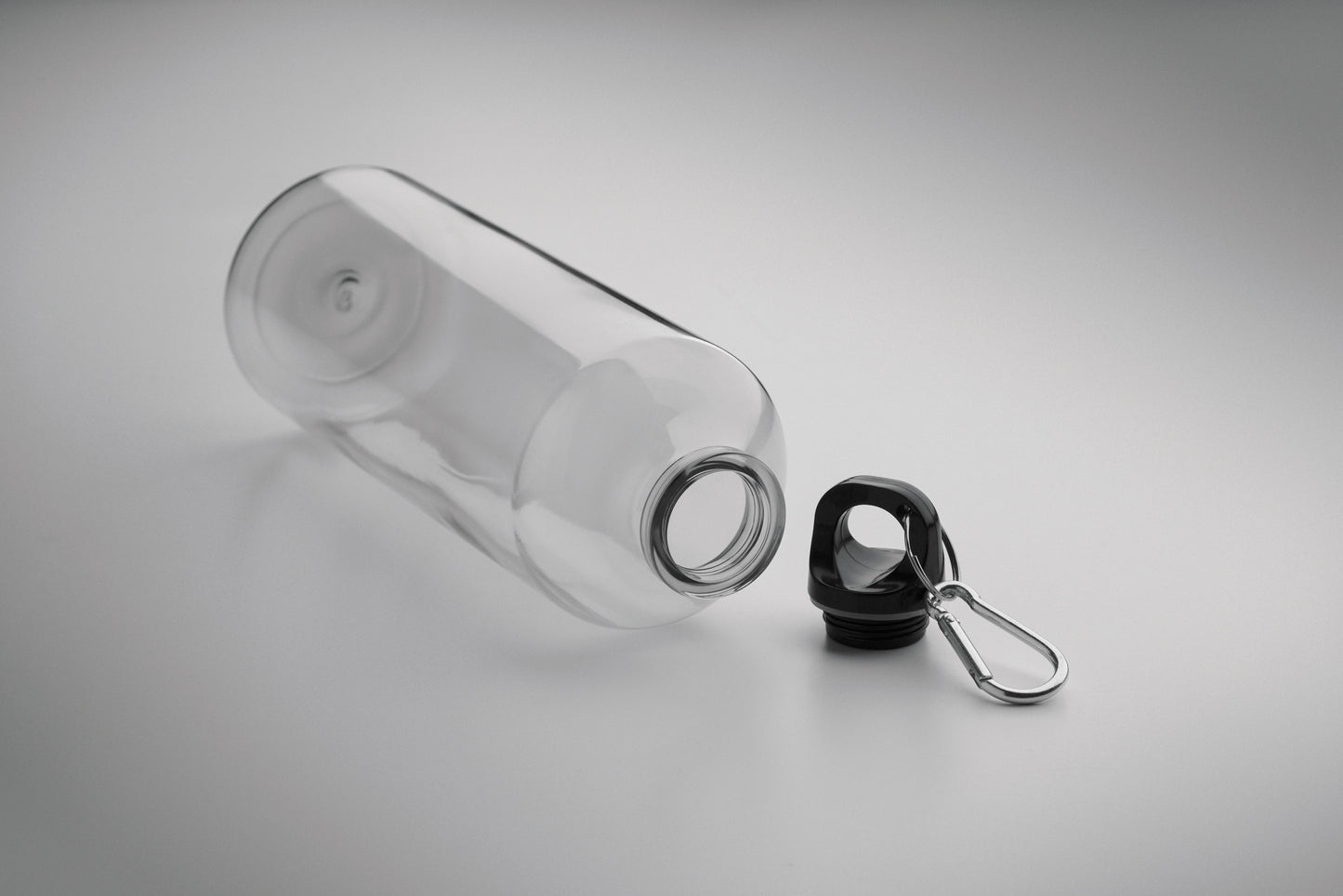 Trinkflasche aus RPET mit Karabiner. Füllmenge: 750 ml. Der Karabiner ist NICHT