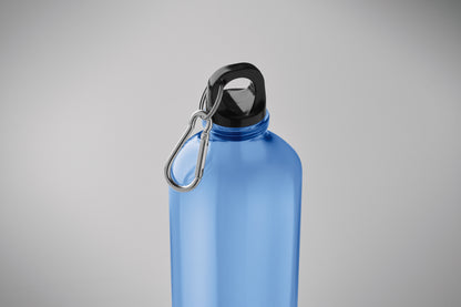 Trinkflasche aus RPET mit Karabiner. Füllmenge: 750 ml. Der Karabiner ist NICHT
