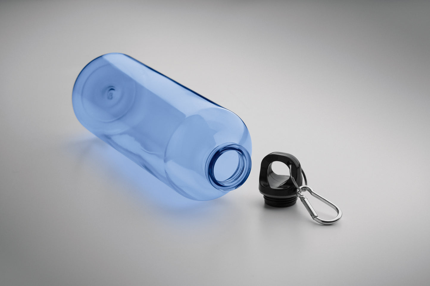 Trinkflasche aus RPET mit Karabiner. Füllmenge: 750 ml. Der Karabiner ist NICHT