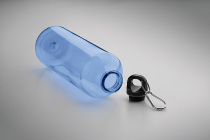 Trinkflasche aus RPET mit Karabiner. Füllmenge: 750 ml. Der Karabiner ist NICHT