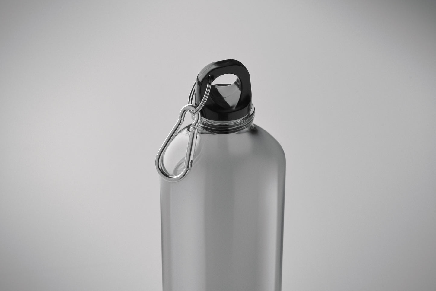 Trinkflasche aus RPET mit Karabiner. Füllmenge: 750 ml. Der Karabiner ist NICHT