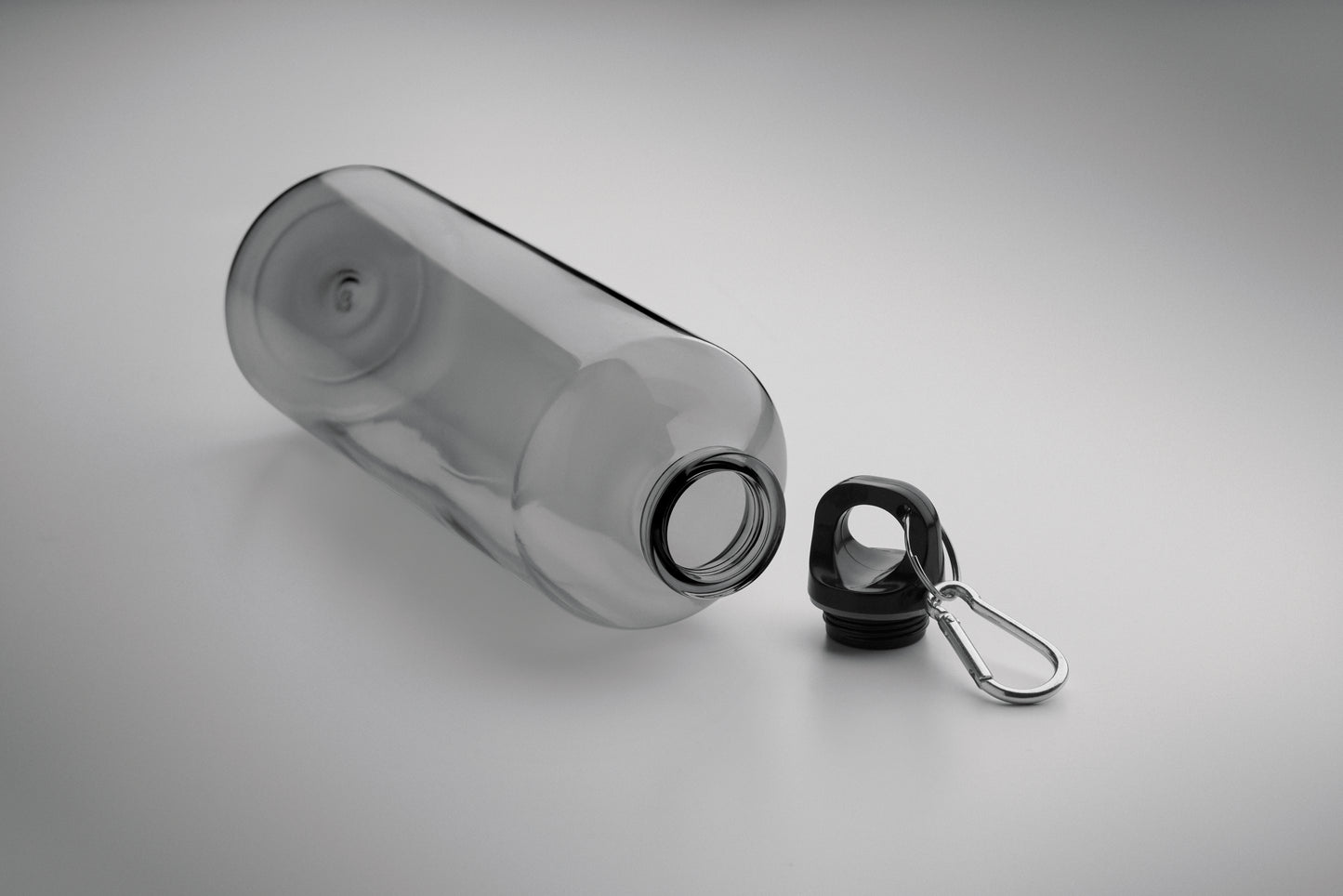 Trinkflasche aus RPET mit Karabiner. Füllmenge: 750 ml. Der Karabiner ist NICHT