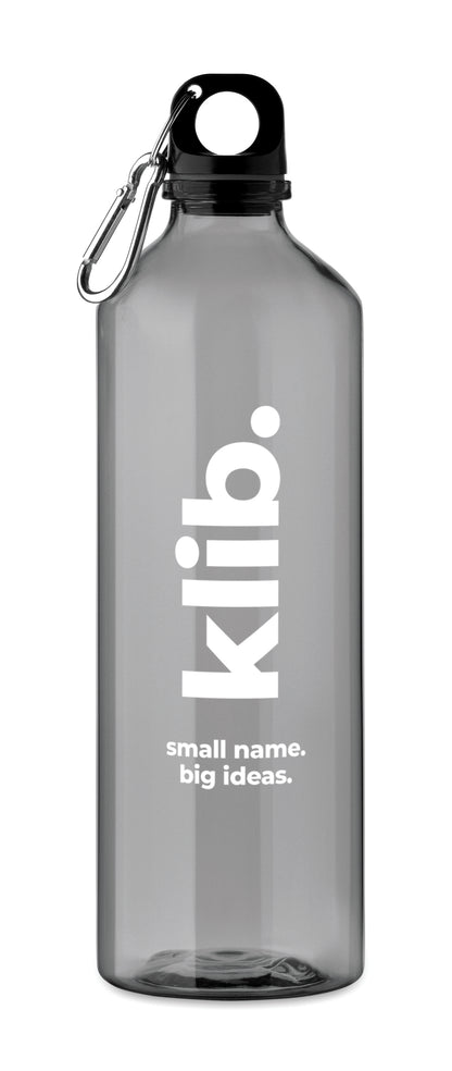 Trinkflasche aus RPET mit Karabiner. Füllmenge: 750 ml. Der Karabiner ist NICHT