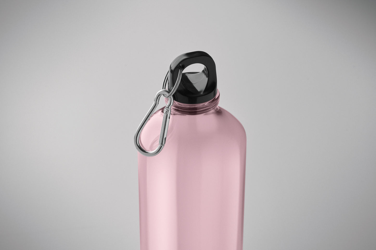 Trinkflasche aus RPET mit Karabiner. Füllmenge: 750 ml. Der Karabiner ist NICHT