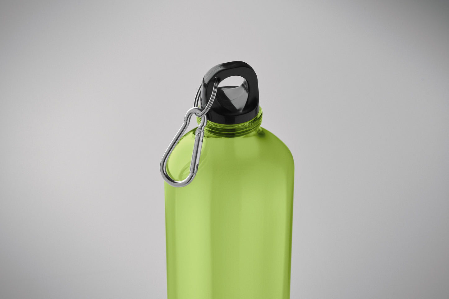Trinkflasche aus RPET mit Karabiner. Füllmenge: 750 ml. Der Karabiner ist NICHT