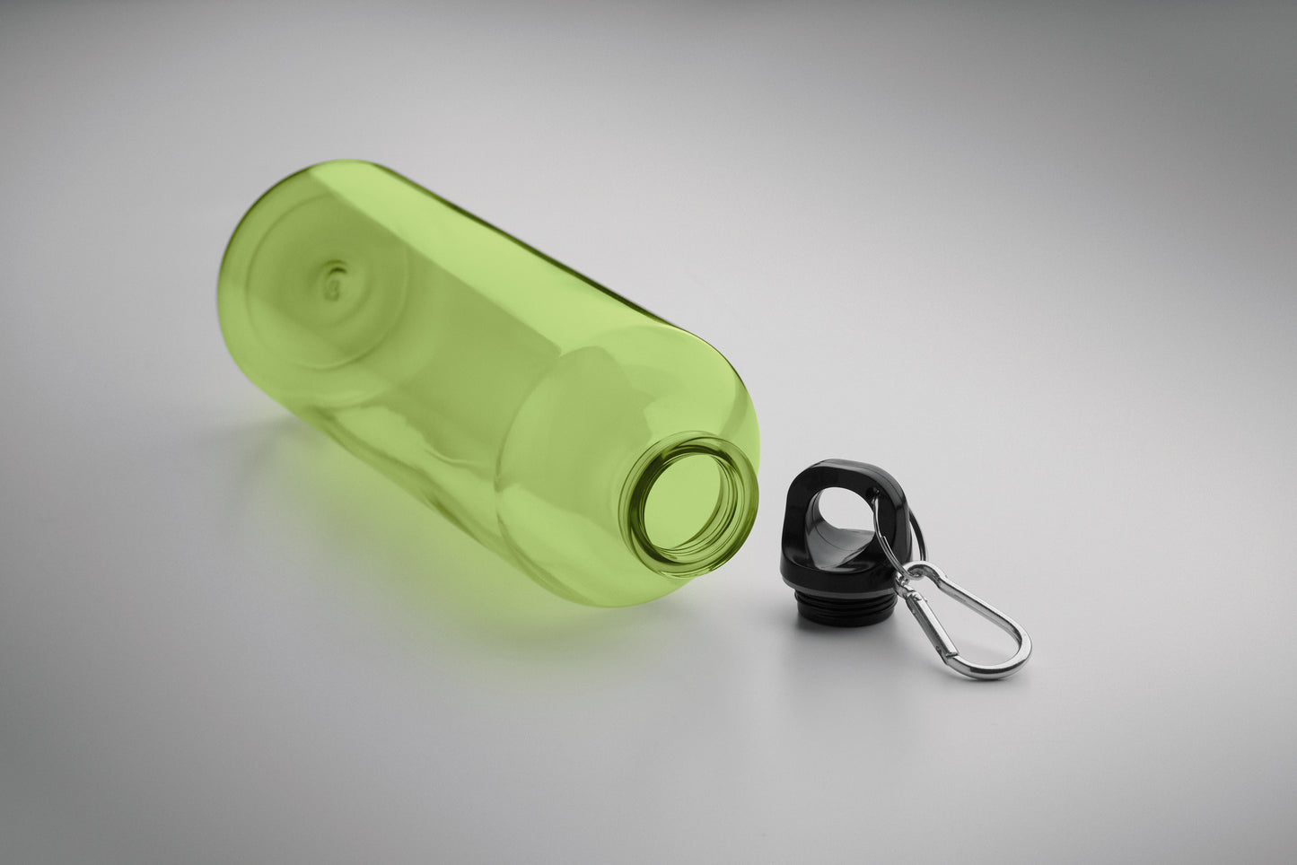 Trinkflasche aus RPET mit Karabiner. Füllmenge: 750 ml. Der Karabiner ist NICHT