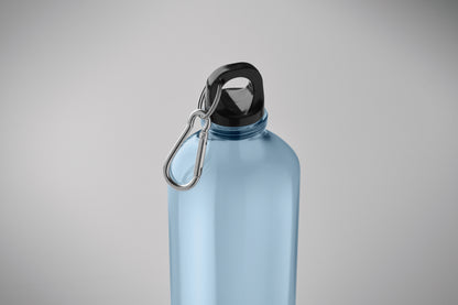 Trinkflasche aus RPET mit Karabiner. Füllmenge: 750 ml. Der Karabiner ist NICHT