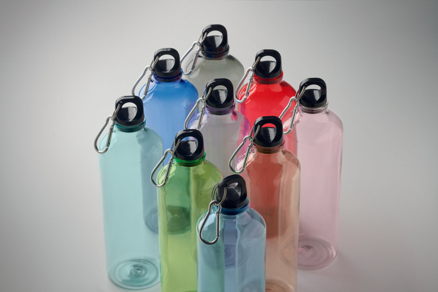 Trinkflasche aus RPET mit Karabiner. Füllmenge: 750 ml. Der Karabiner ist NICHT