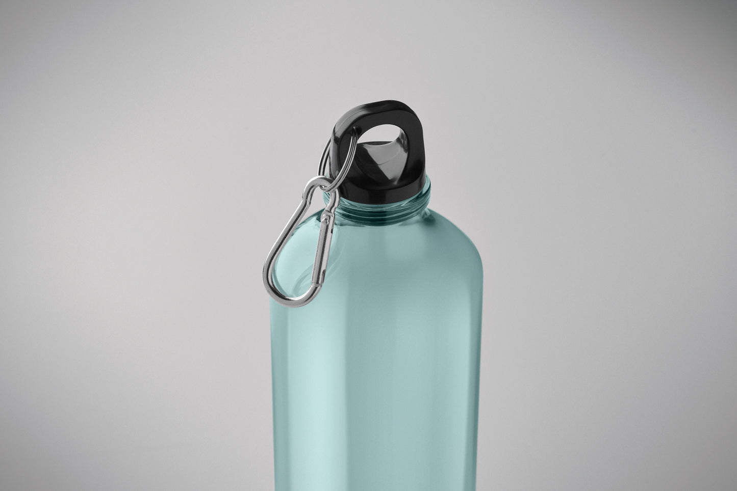 Trinkflasche aus RPET mit Karabiner. Füllmenge: 750 ml. Der Karabiner ist NICHT