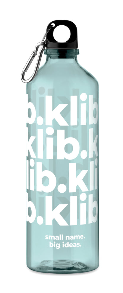 Trinkflasche aus RPET mit Karabiner. Füllmenge: 750 ml. Der Karabiner ist NICHT