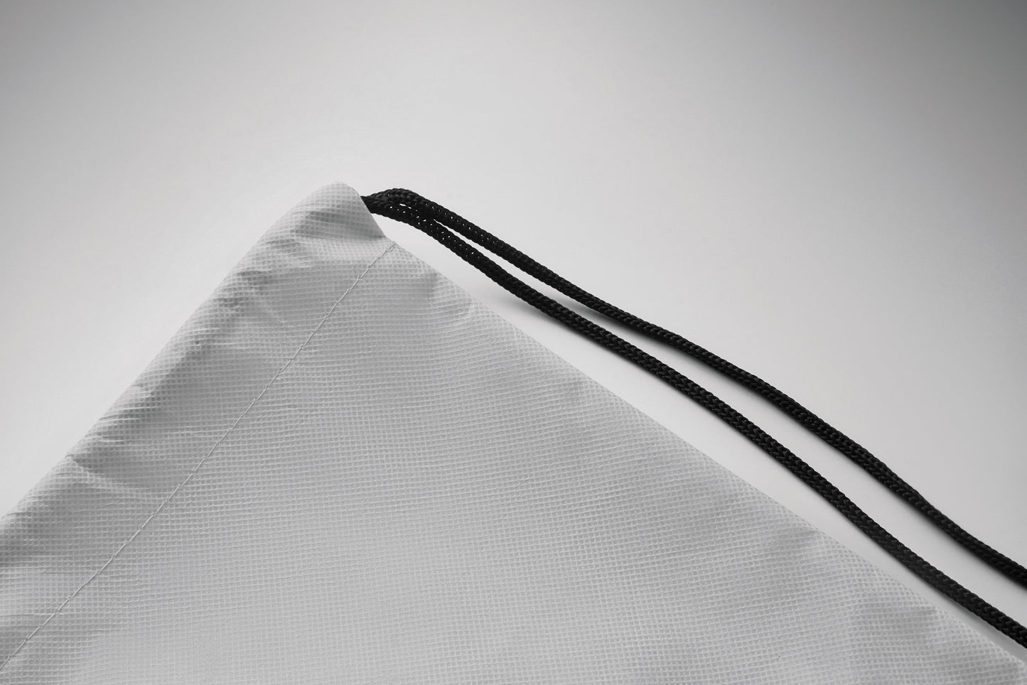 Beutel mit Kordelzug aus RPET Non Woven mit Kordel aus Polyester. 80
