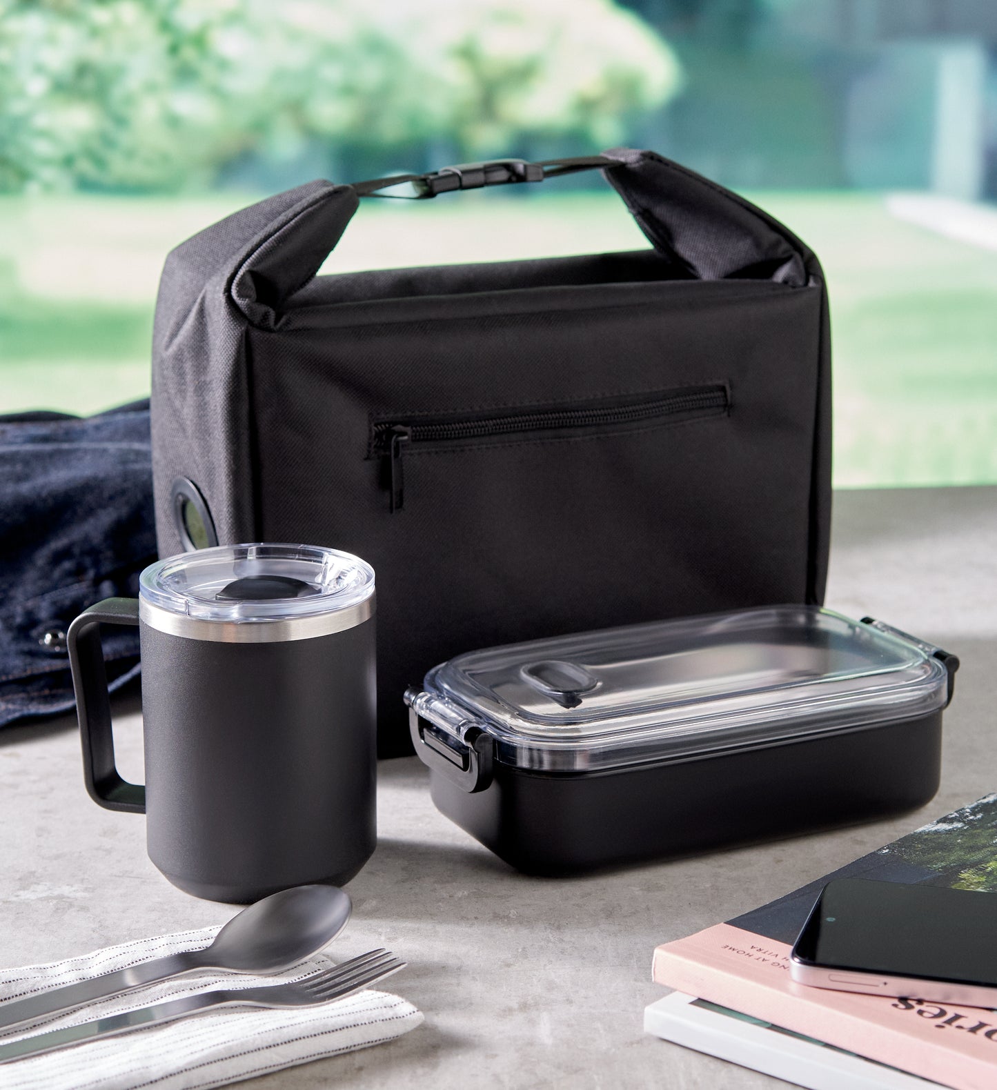 Kühltasche aus 600D RPET mit Anzeige der Innentemperatur. Hauptfach mit Reißverschluss. Seitliche