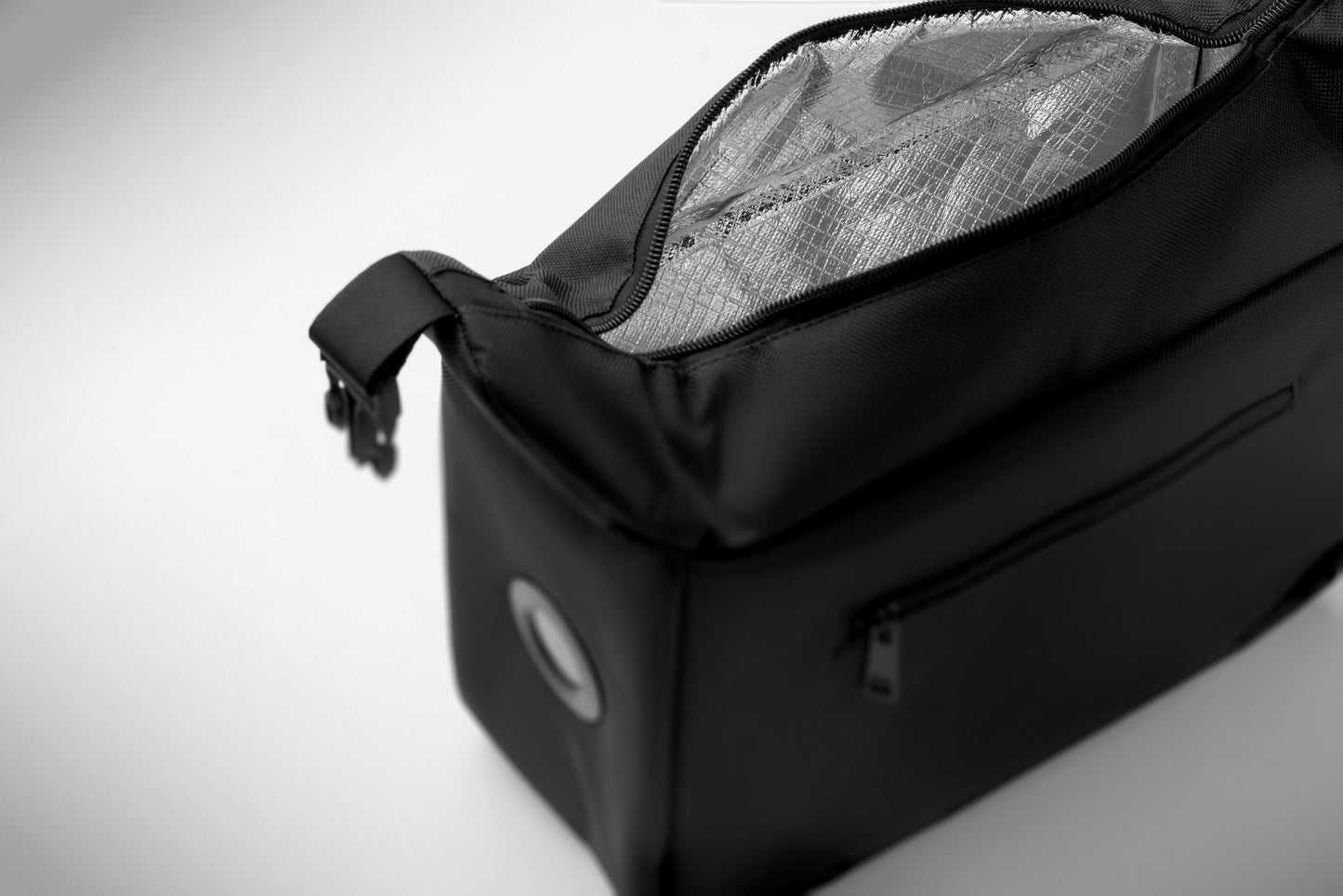 Kühltasche aus 600D RPET mit Anzeige der Innentemperatur. Hauptfach mit Reißverschluss. Seitliche