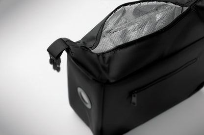 Kühltasche aus 600D RPET mit Anzeige der Innentemperatur. Hauptfach mit Reißverschluss. Seitliche