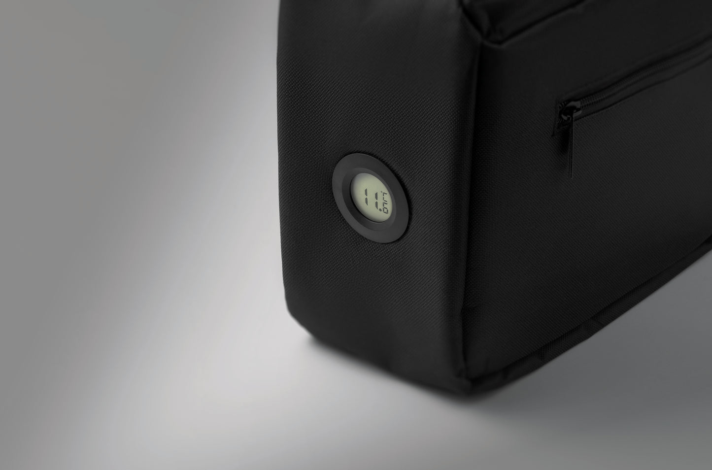 Kühltasche aus 600D RPET mit Anzeige der Innentemperatur. Hauptfach mit Reißverschluss. Seitliche