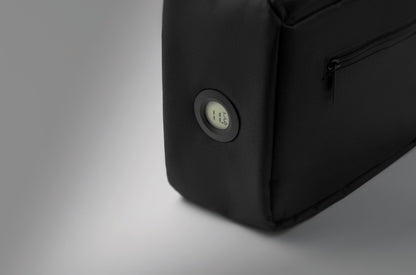 Kühltasche aus 600D RPET mit Anzeige der Innentemperatur. Hauptfach mit Reißverschluss. Seitliche