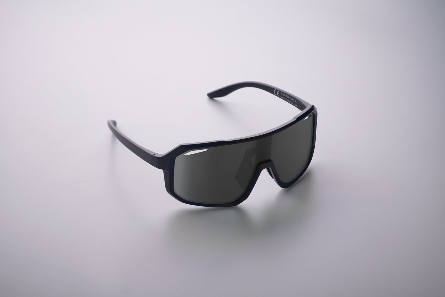 Sport-Sonnenbrille mit verspiegelten Gläsern. UV400-Schutz.