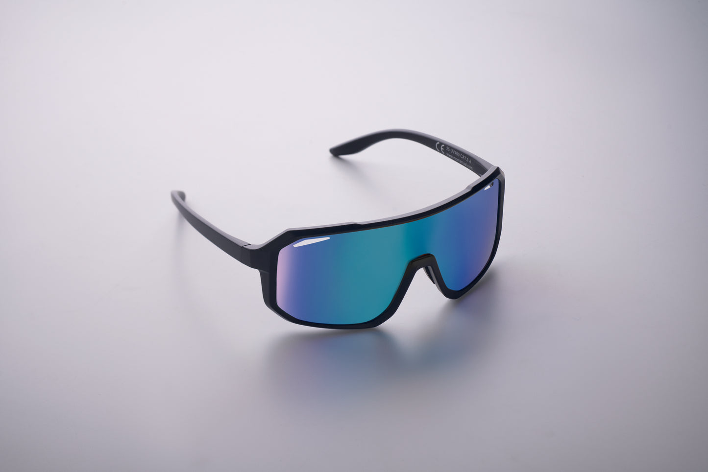 Sport-Sonnenbrille mit verspiegelten Gläsern. UV400-Schutz.