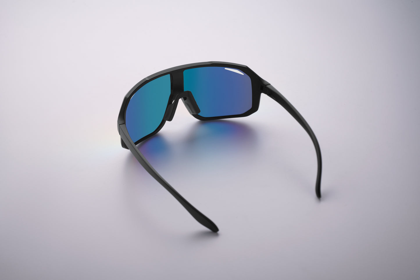 Sport-Sonnenbrille mit verspiegelten Gläsern. UV400-Schutz.