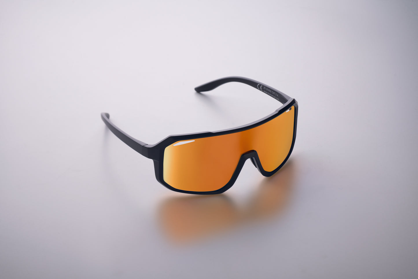 Sport-Sonnenbrille mit verspiegelten Gläsern. UV400-Schutz.