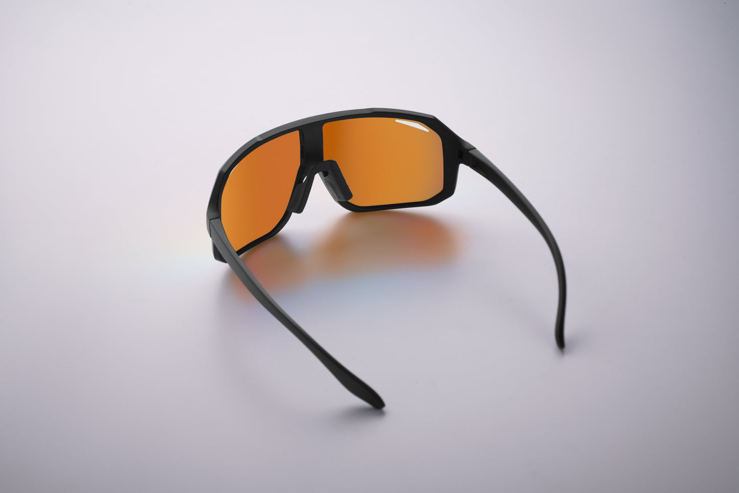 Sport-Sonnenbrille mit verspiegelten Gläsern. UV400-Schutz.