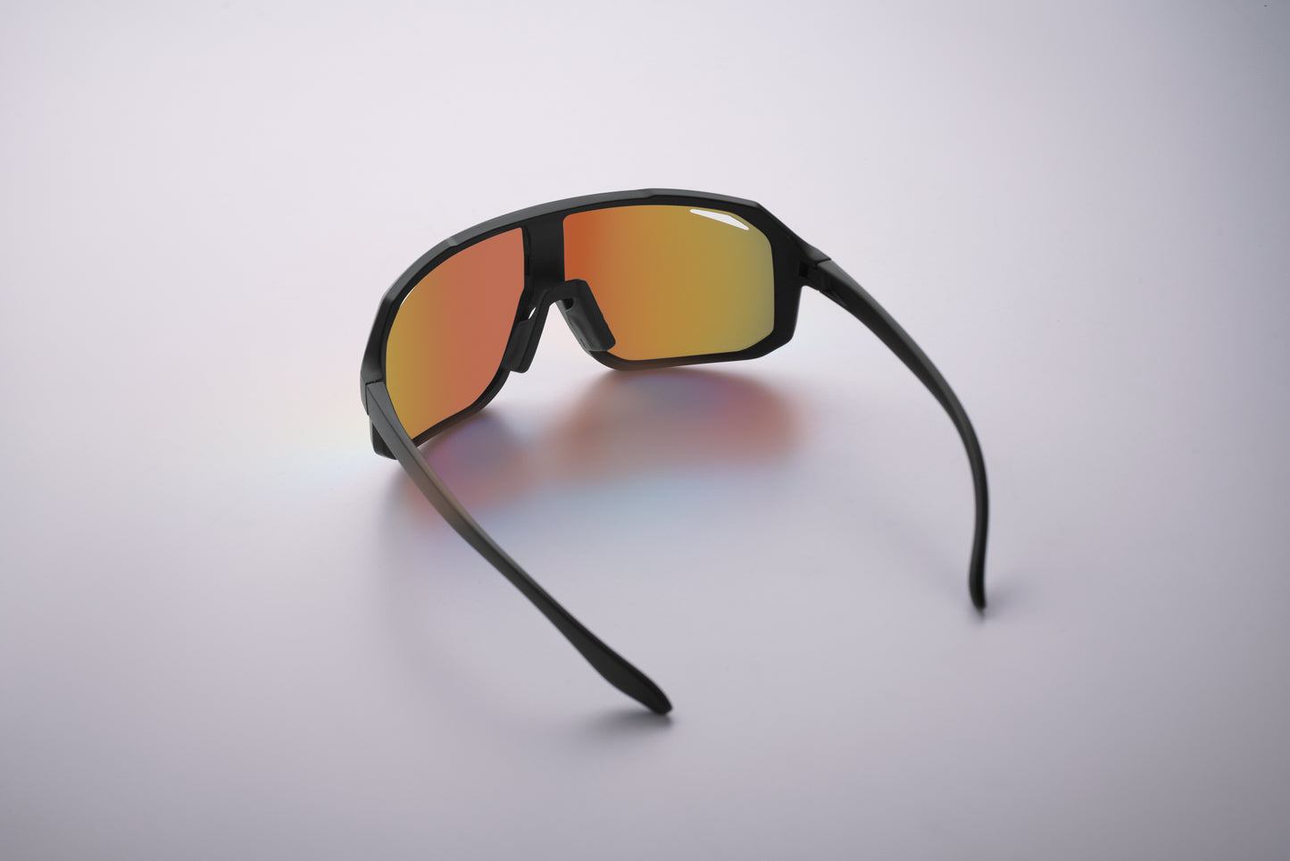 Sport-Sonnenbrille mit verspiegelten Gläsern. UV400-Schutz.