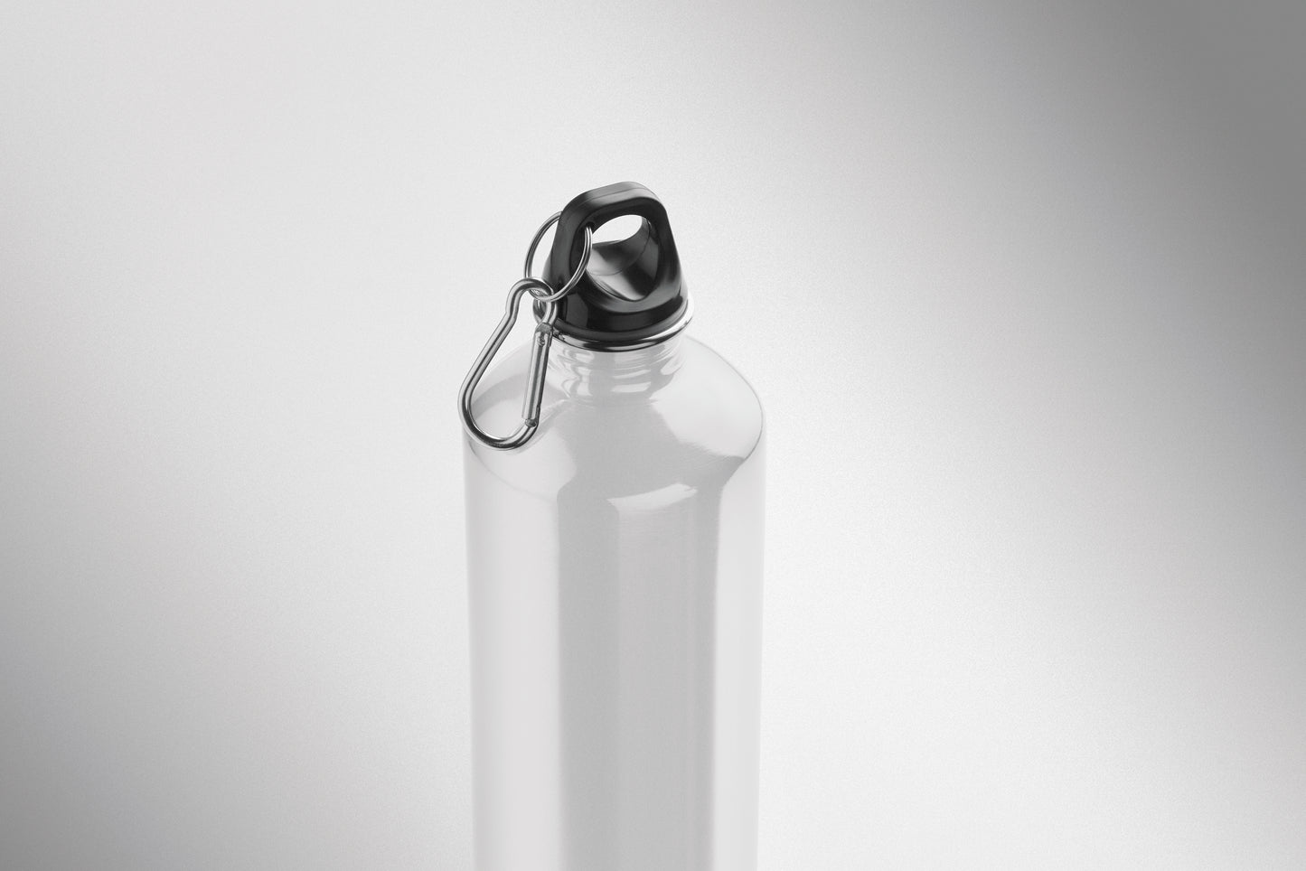 Einwandige Flasche (90% recycelter Edelstahl und 10% Edelstahl) mit PP-Deckel und Karabiner.