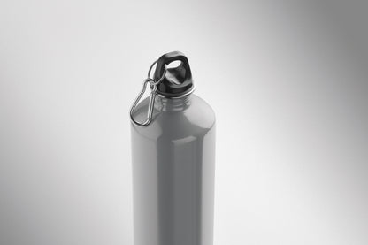 Einwandige Flasche (90% recycelter Edelstahl und 10% Edelstahl) mit PP-Deckel und Karabiner.