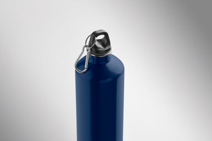 Einwandige Flasche (90% recycelter Edelstahl und 10% Edelstahl) mit PP-Deckel und Karabiner.