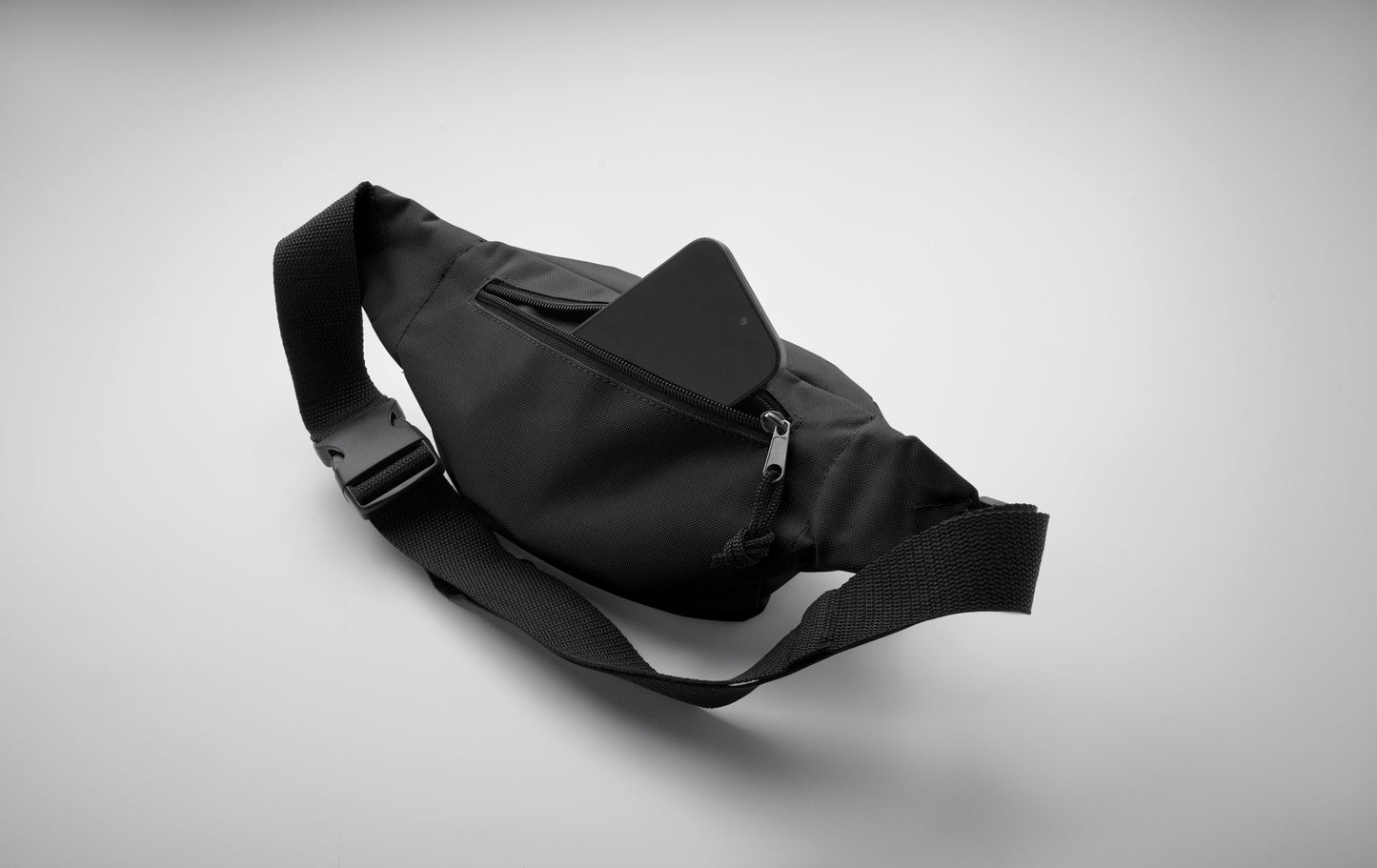 Gürteltasche aus 600D RPET-Polyester mit Reißverschluss-Hauptfach und verstecktem Reißverschlussfach auf der Rückseite.
