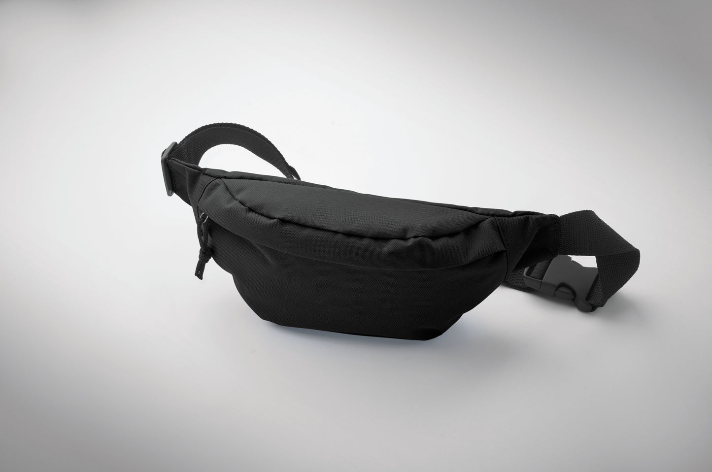 Gürteltasche aus 600D RPET-Polyester mit Reißverschluss-Hauptfach und verstecktem Reißverschlussfach auf der Rückseite.