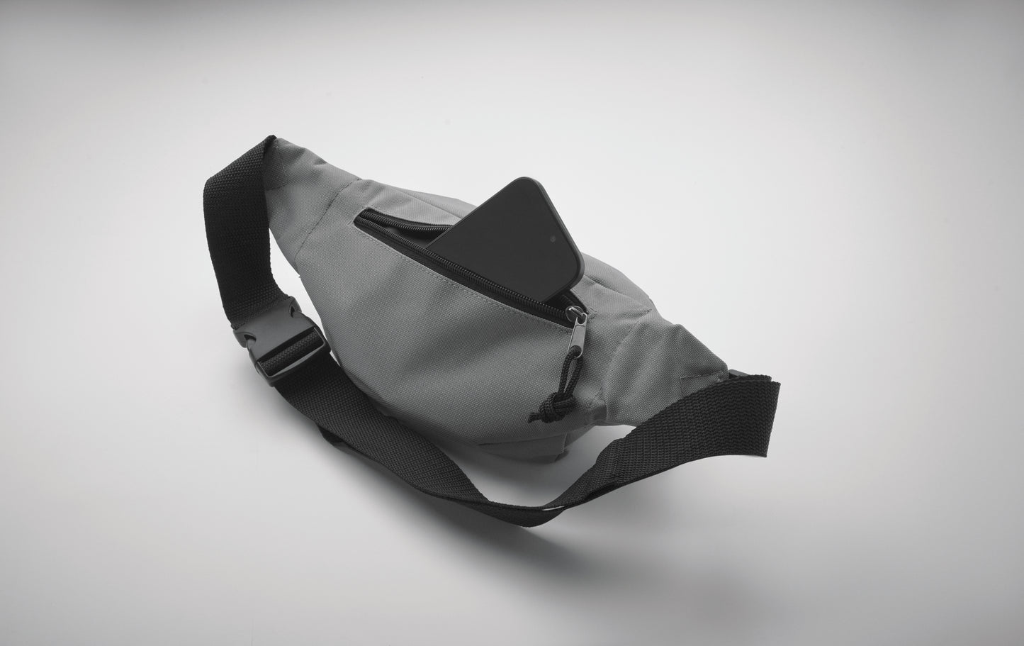 Gürteltasche aus 600D RPET-Polyester mit Reißverschluss-Hauptfach und verstecktem Reißverschlussfach auf der Rückseite.