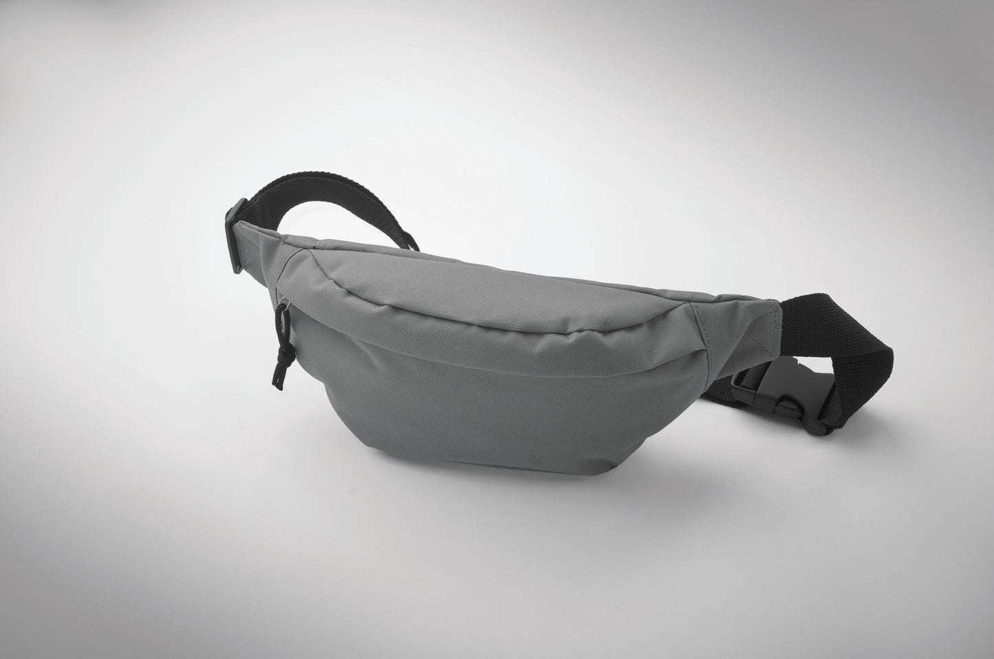 Gürteltasche aus 600D RPET-Polyester mit Reißverschluss-Hauptfach und verstecktem Reißverschlussfach auf der Rückseite.