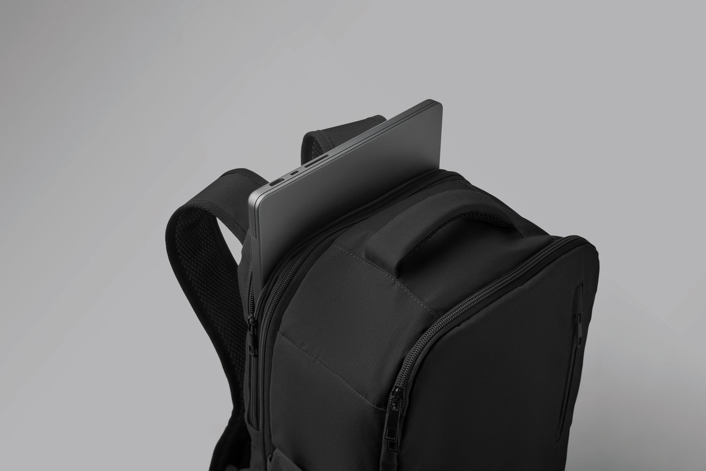 Erweiterbarer Rucksack in Kabinengröße aus 600D RPET-Polyester. 180°-Öffnung. Hauptfach mit zwei Fächern
