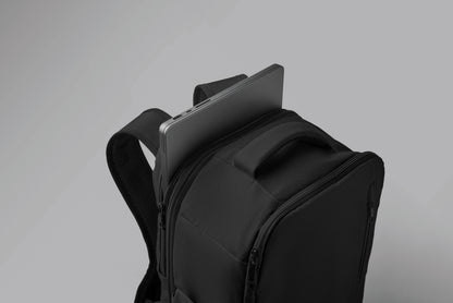 Erweiterbarer Rucksack in Kabinengröße aus 600D RPET-Polyester. 180°-Öffnung. Hauptfach mit zwei Fächern
